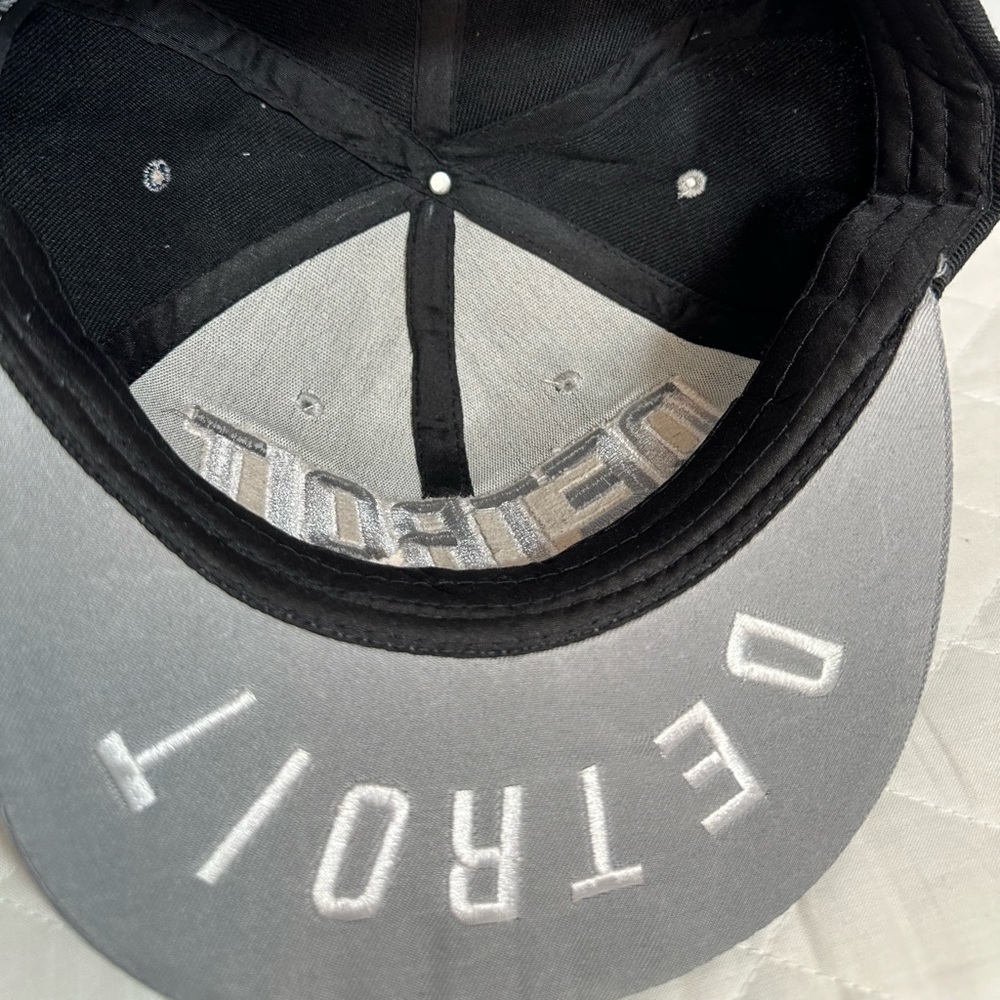 Mens Basketball Cap Hat Bold Script Detroit Michigan Strap Back Snap Black Gray - Picture 2 of 5